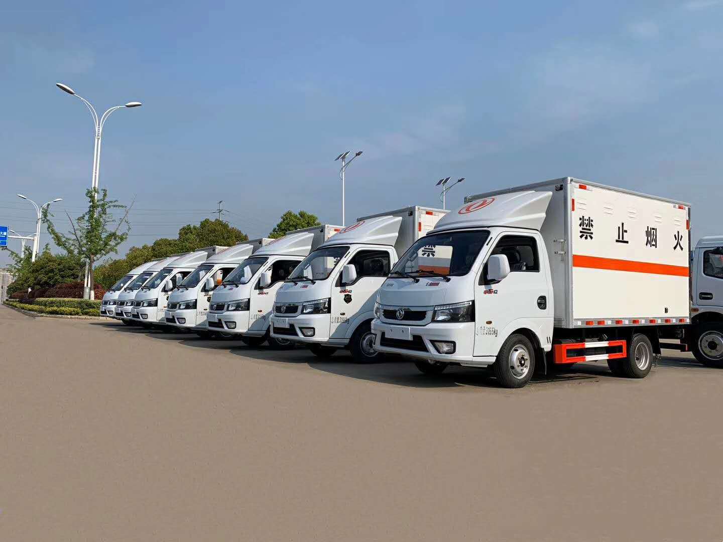 6臺易燃氣體運輸車發往蘭州，載重740KG，可市區或鄉鎮行駛